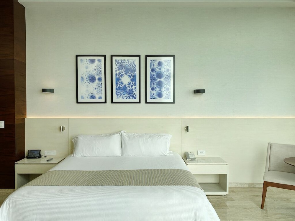 Altitude Corner Suite Ocean Front - Photo 4