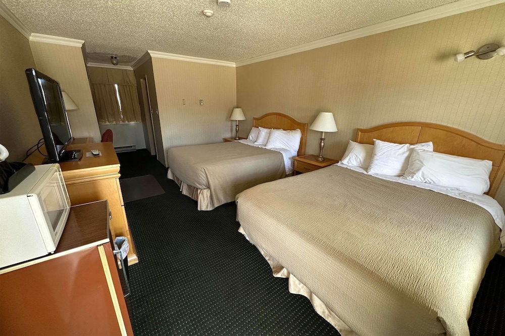 Deluxe Room, 2 Queen Beds, Smoking photo 3