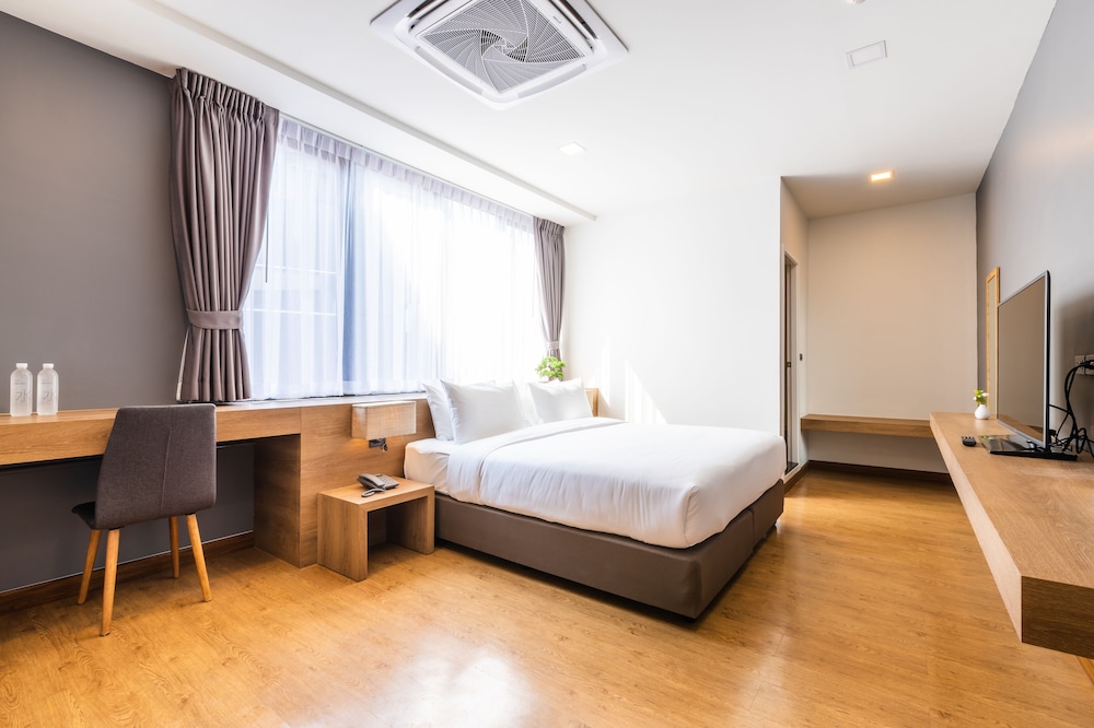Premier Corner Room King Bed - Photo 6