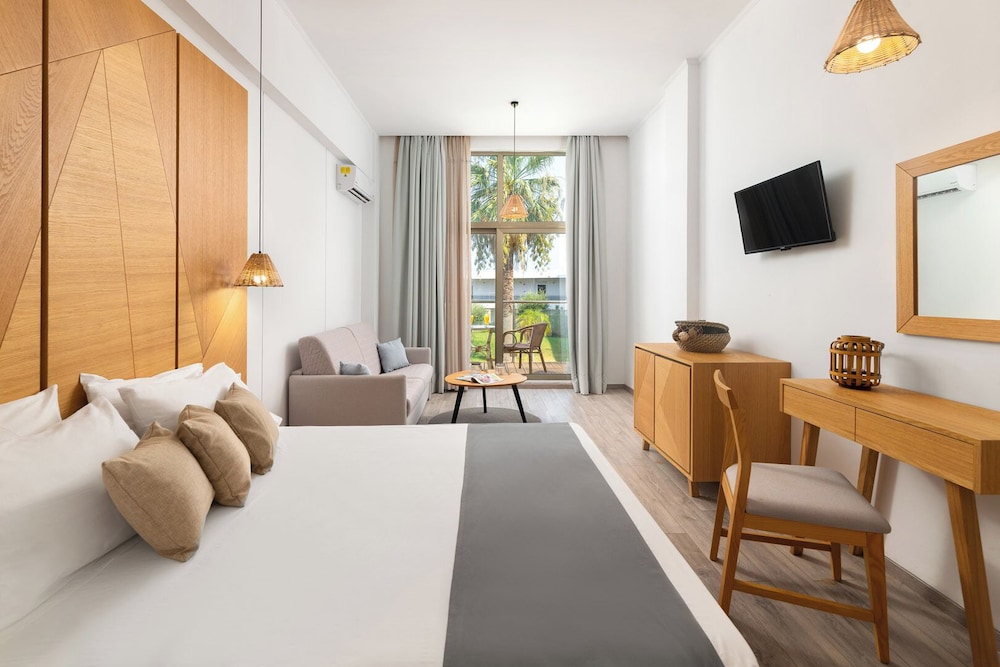 Superior Double Room, Balcony, Garden View