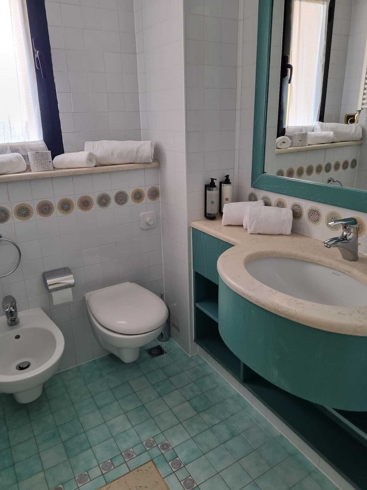 Standard Suite, 1 Bedroom, Terrace, Lake View - Photo 8