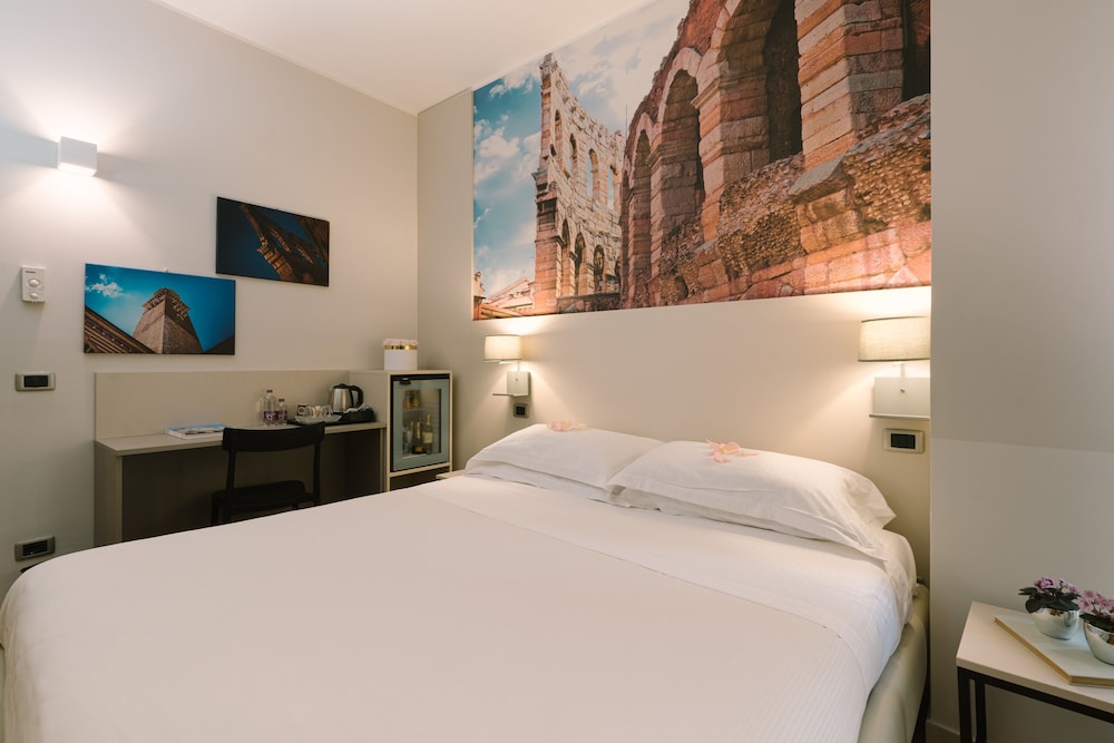Standard Double or Twin Room thumbnail 5
