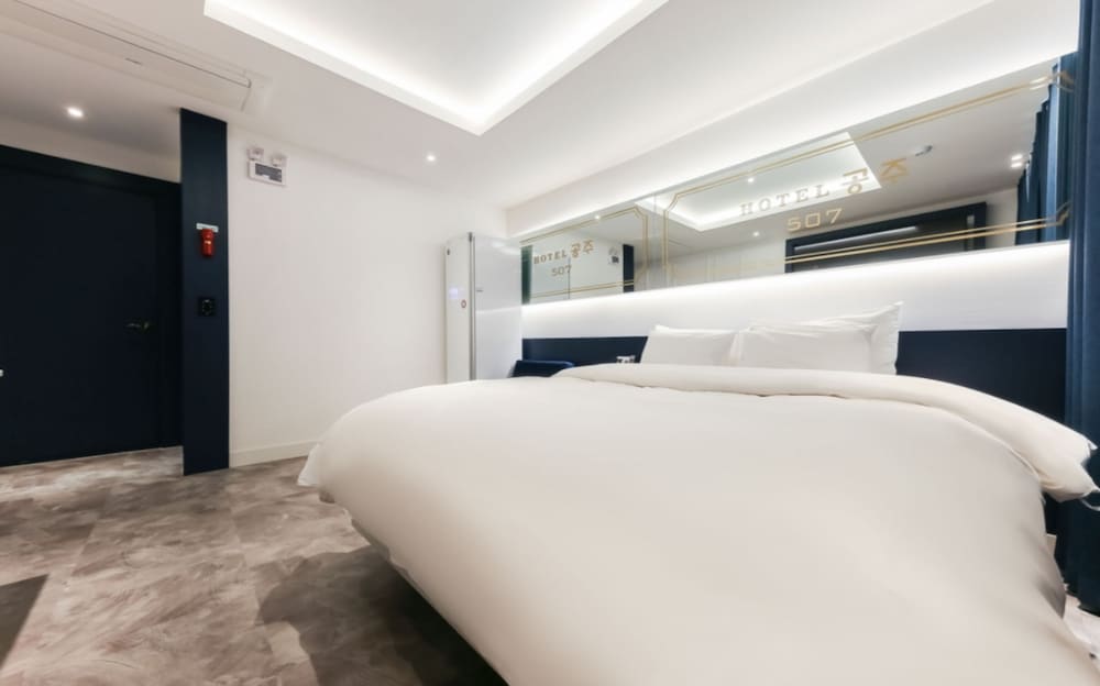 B Deluxe Room - Photo 3