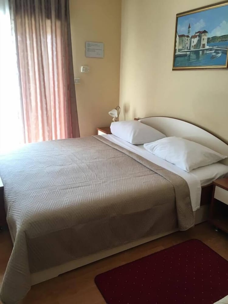 Basic Triple Room photo 1
