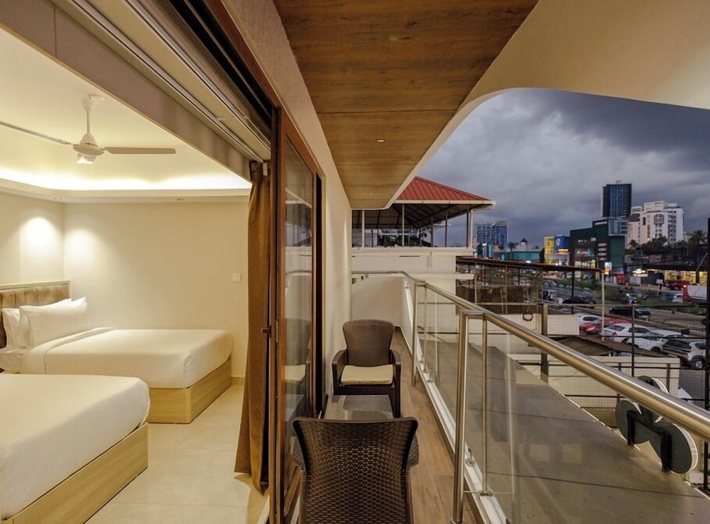 Classic Twin Room, Balcony, City View