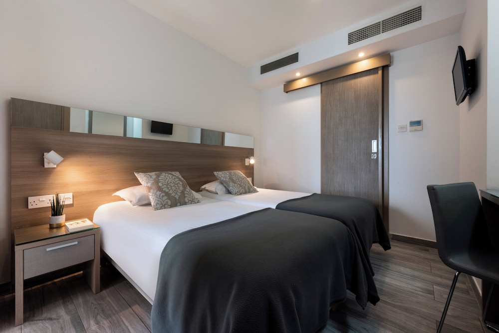 Standard Double or Twin Room - Photo 11