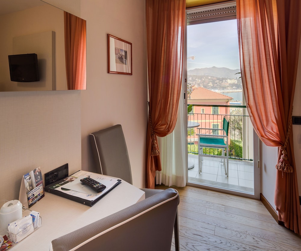 Superior Room, 1 Queen Bed, Non Smoking, Partial Sea View (Converts to 2 Twin Beds) - Photo 4