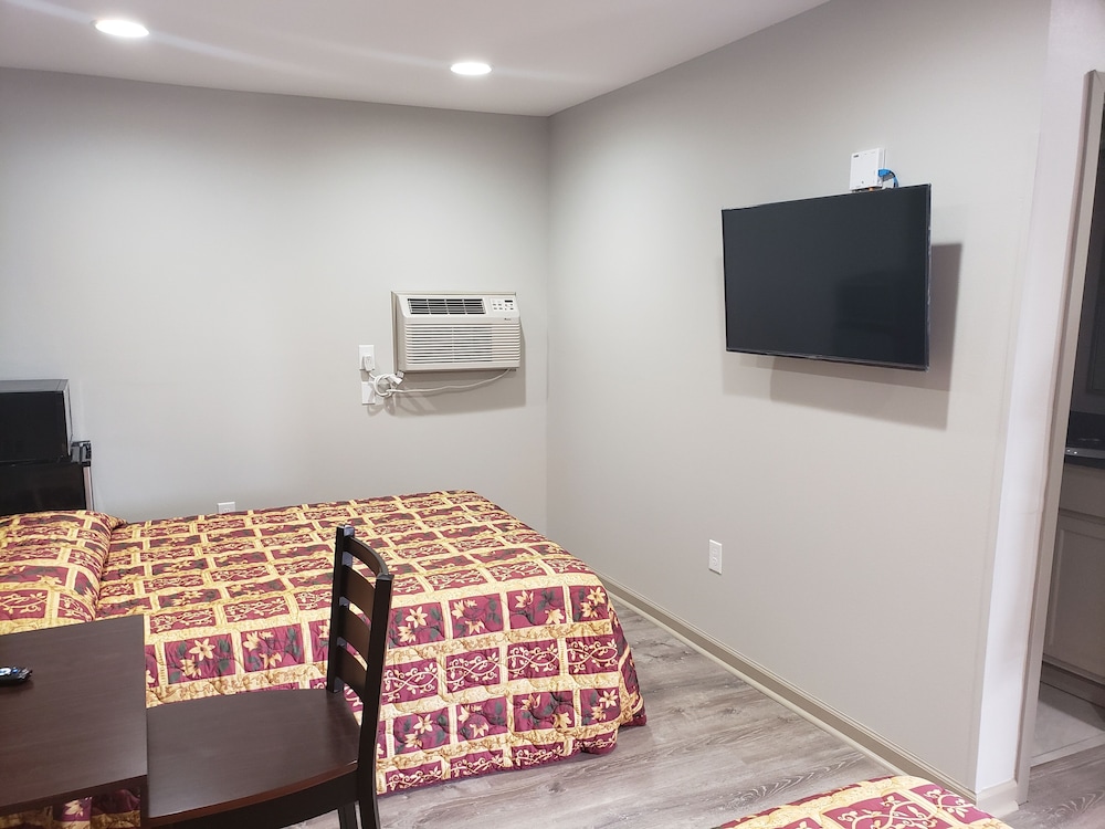 Double Room, 2 Double Beds, Non Smoking, Refrigerator & Microwave photo 3