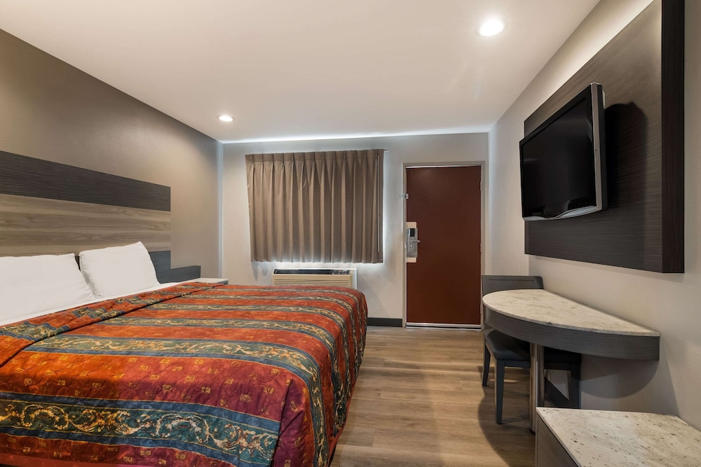 Standard Room, 1 King Bed, Non Smoking - Photo 4
