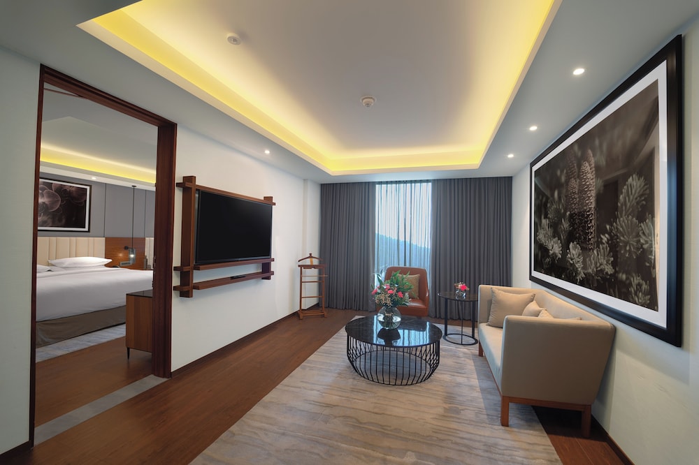 Deluxe Suite, 1 King Bed - Photo 2