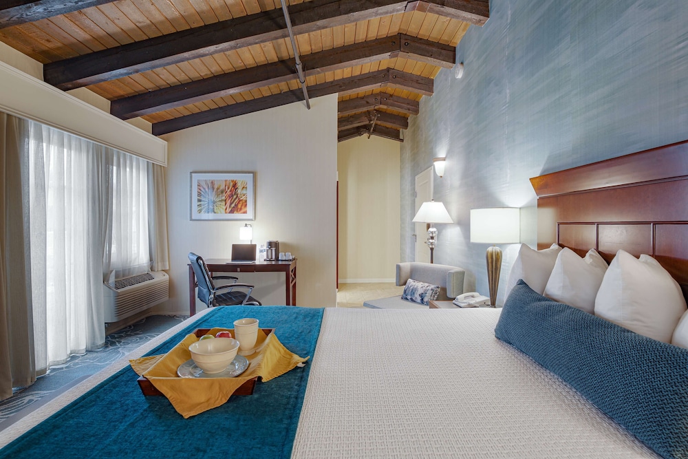 Suite, 1 King Bed, Non Smoking, Refrigerator - Photo 3