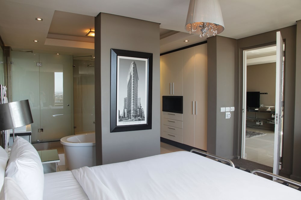 Luxury Two-Bedroom Apartment - Photo 20