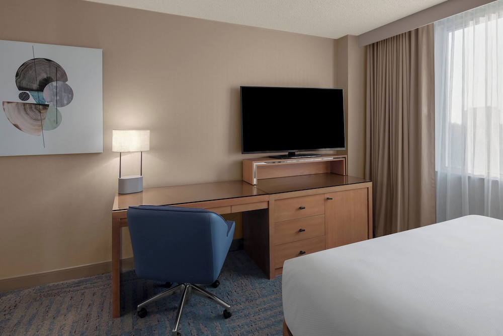 Deluxe Room, 2 Queen Beds, High Floor, Interior Entry photo 2
