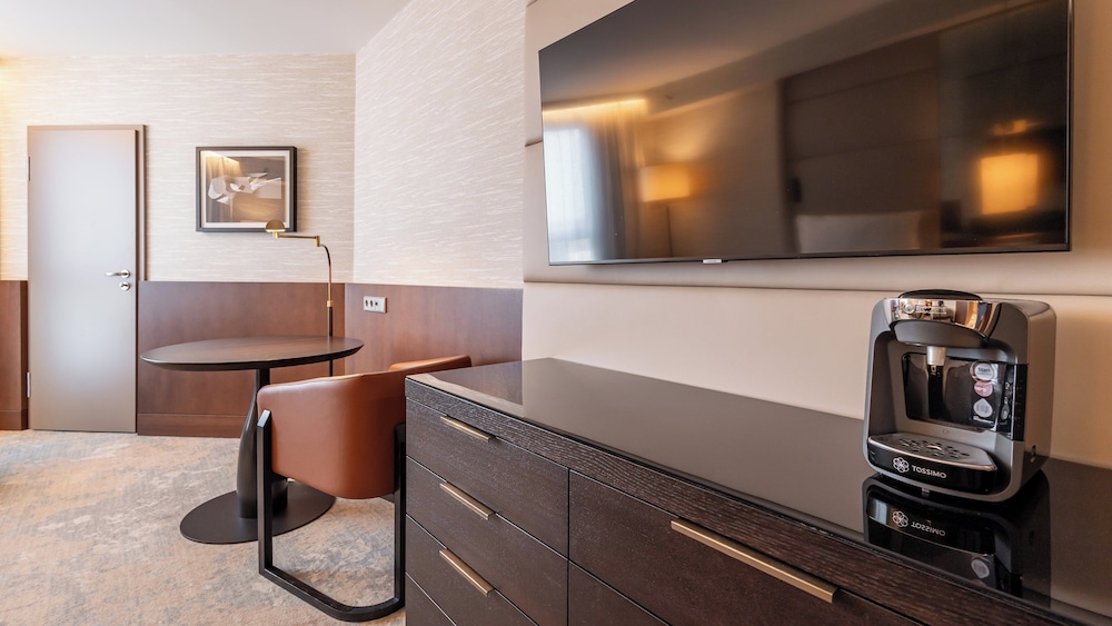 Classic Room, 2 Twin Beds, Club Lounge Access thumbnail 6