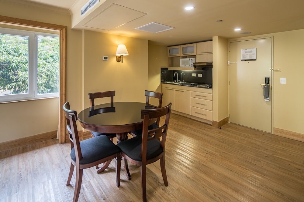 Suite, 1 Bedroom (Dining Area) - Photo 1