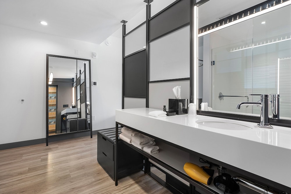 Room, 1 King Bed, Balcony (Mobility Accessible, Tub) - Photo 6