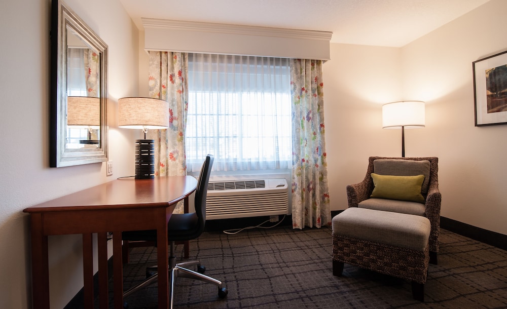 Standard Room, 1 King Bed, Non Smoking, Refrigerator - Photo 1