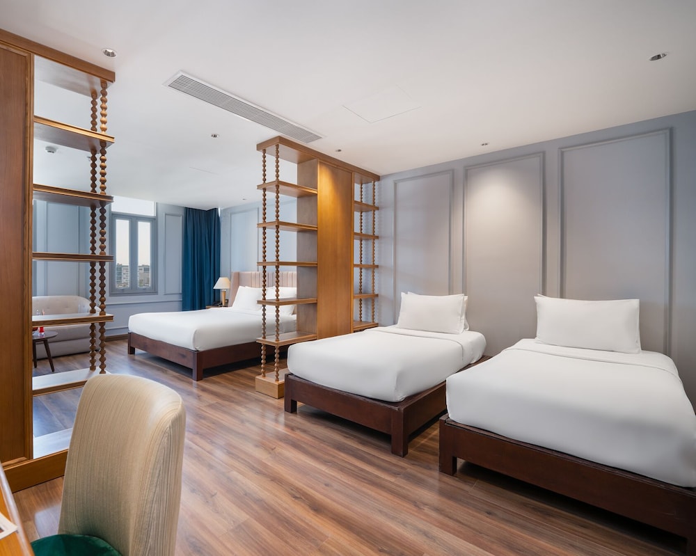 Family Studio Suite, Multiple Beds, Bathtub, Executive Level photo 2