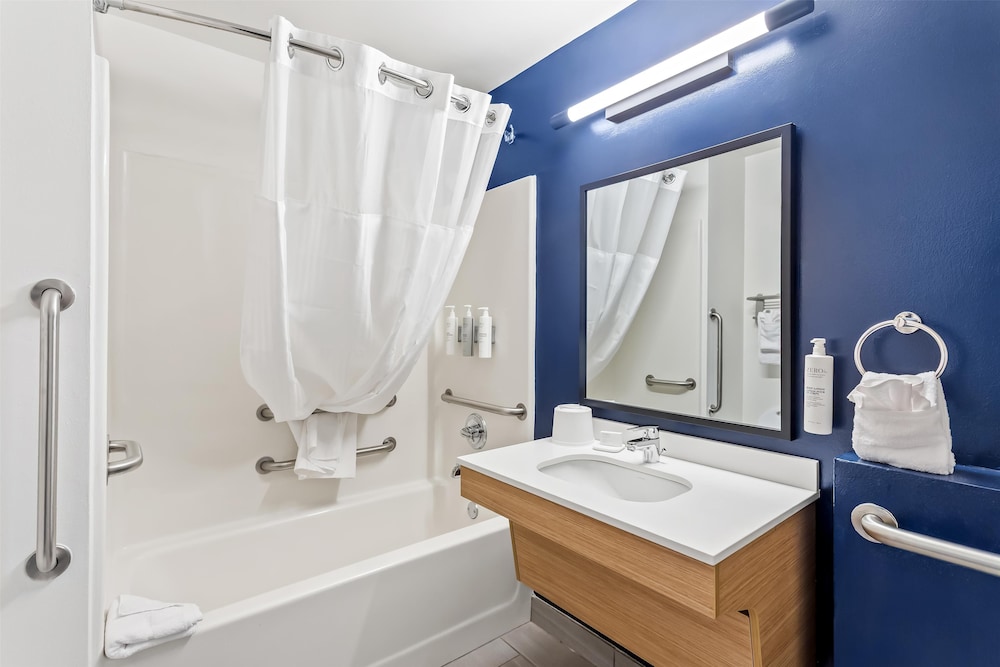 Room, 1 King Bed with Sofa bed, Accessible, Bathtub - Photo 8
