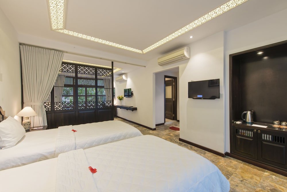 Family Room, Garden View - Photo 6