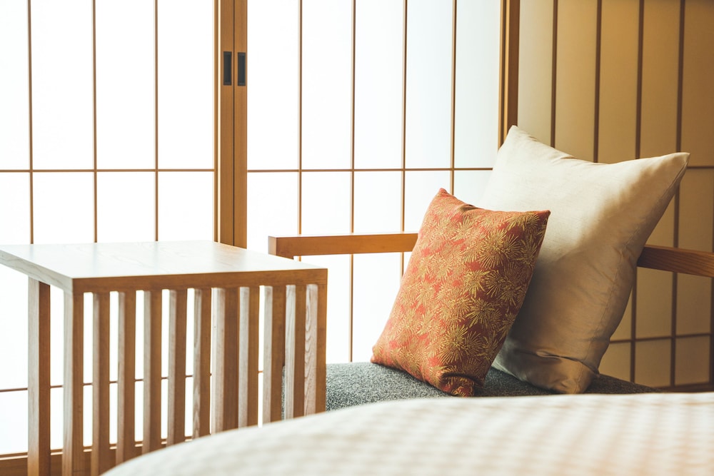 Superior Room, 1 King Bed, Non Smoking, Bathtub - Photo 3