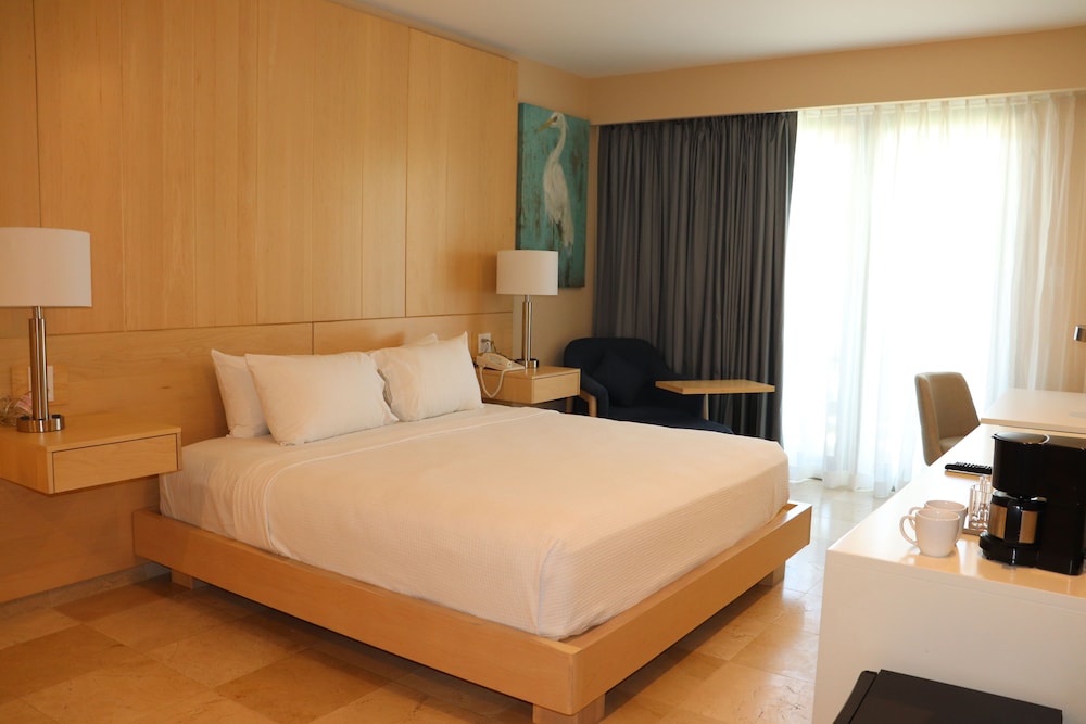 Room, 1 King Bed, Kitchenette, Pool View (Sofa Bed) - Photo 4