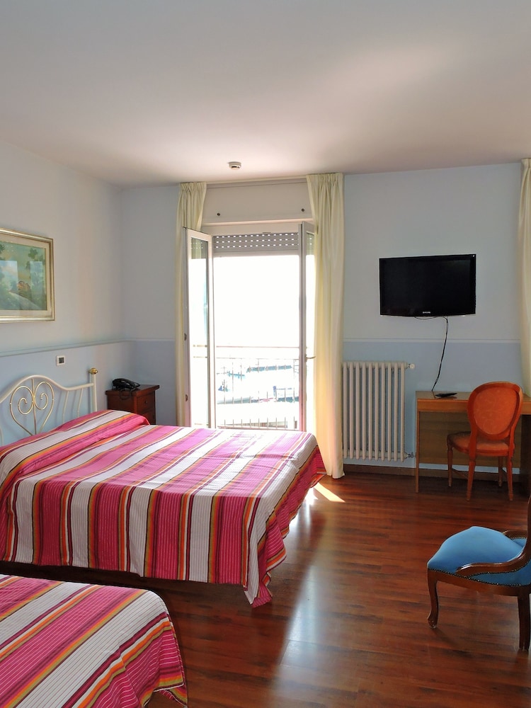 Panoramic Quadruple Room, Lake View photo 2