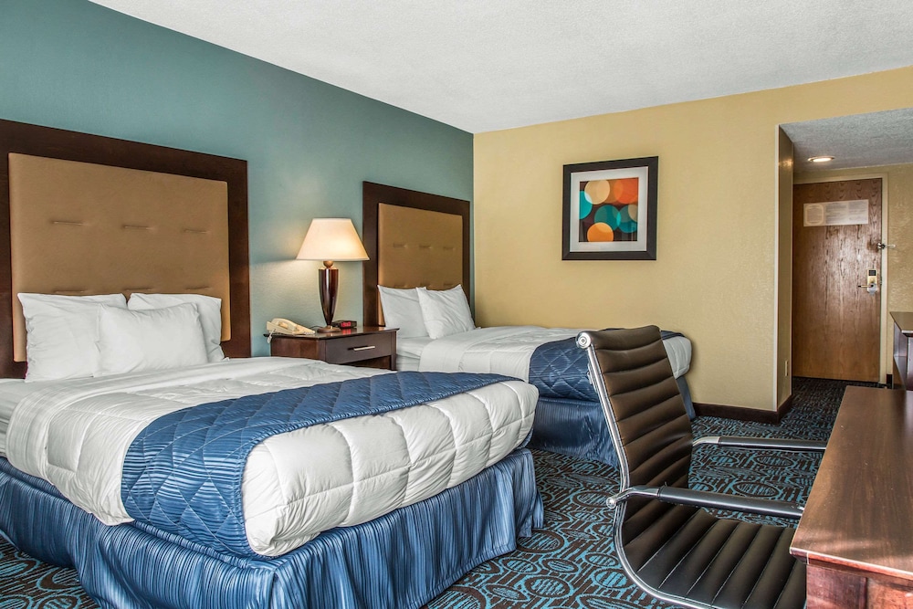 Suite, 2 Double Beds, Non Smoking (Efficiency, Upgrade) photo 1