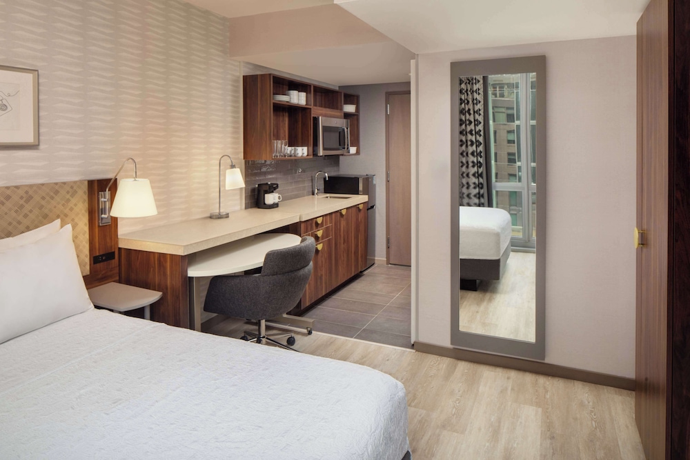 Studio Suite, 1 Queen Bed (Roll-In Shower, Landmark View)