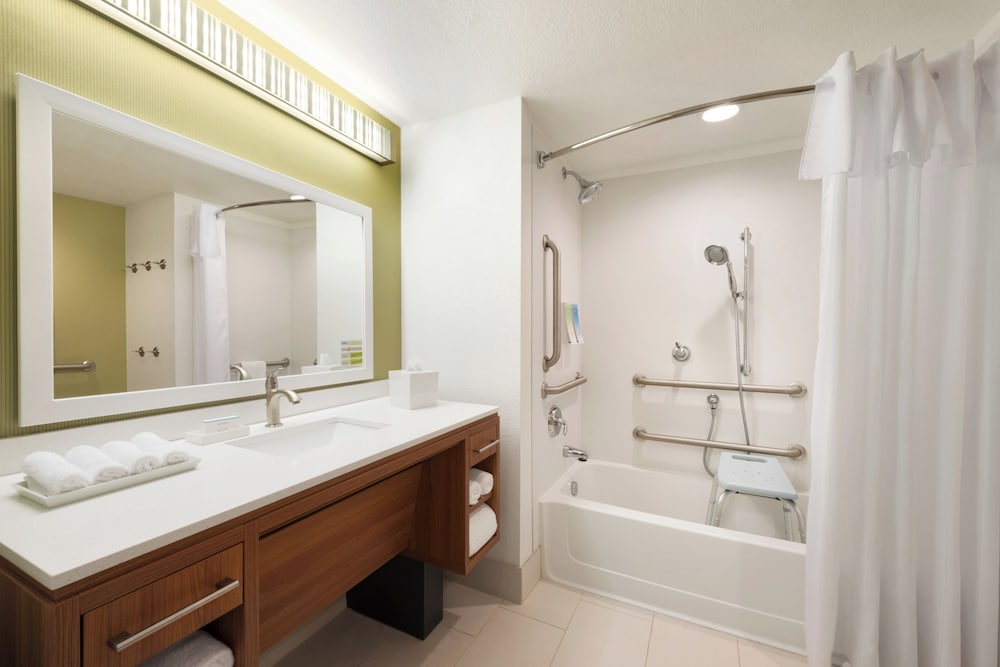 Studio, 2 Queen Beds, Accessible, Bathtub, photo 6