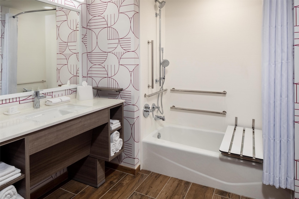 Suite, 1 King Bed, Bathtub
