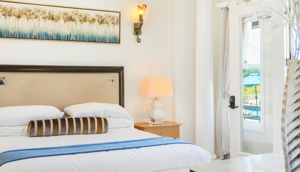 Luxury Room, 1 King Bed, Poolside