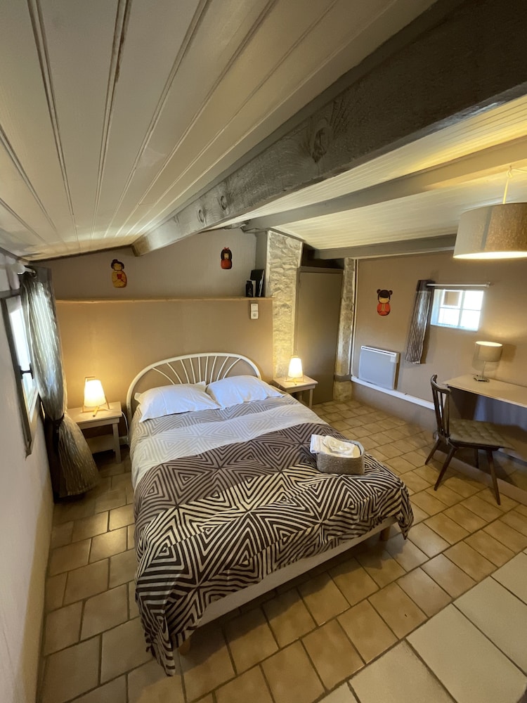 Double Room, Shared Bathroom (Châtaigne) photo 3