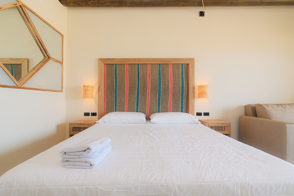 Deluxe Triple Room, 1 King Bed with Sofa bed photo 2