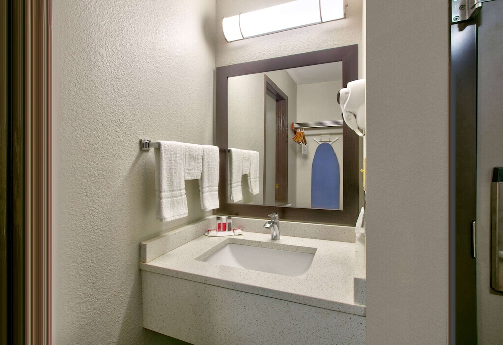 Standard Room, 2 Queen Beds - Photo 7