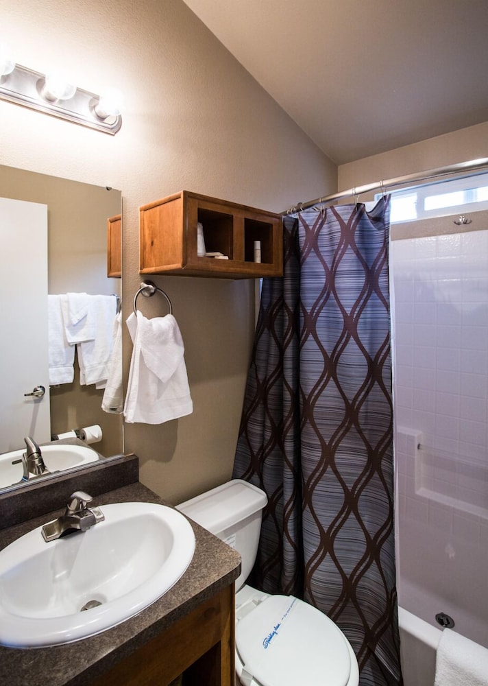 Cabin, Kitchenette (No Pets, Linens not included) photo 3