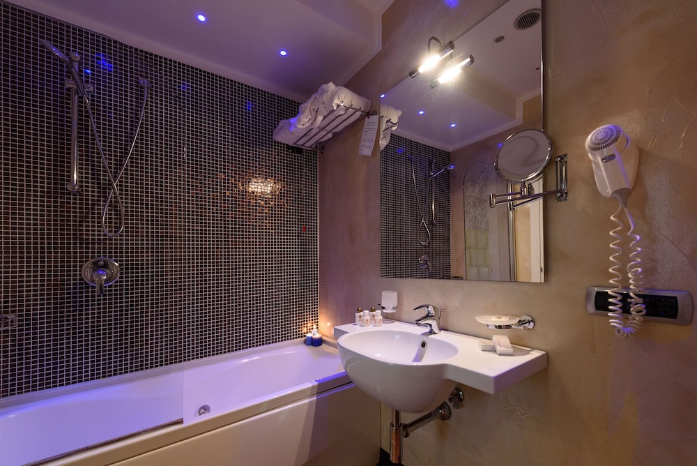 Classic Double Room, Jetted Tub, Partial Sea View - Photo 16