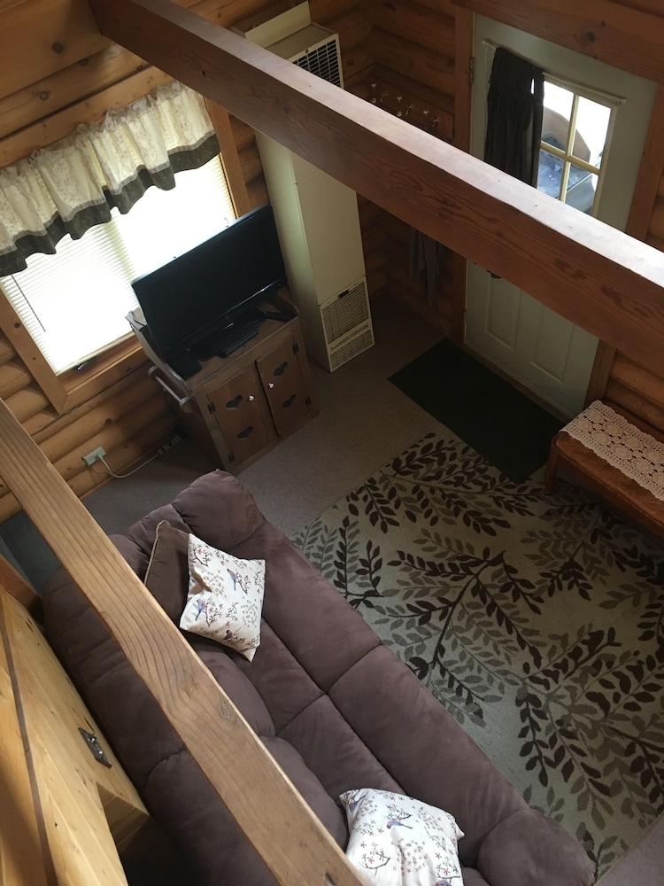 Basic Cabin, 2 Bedrooms photo 2