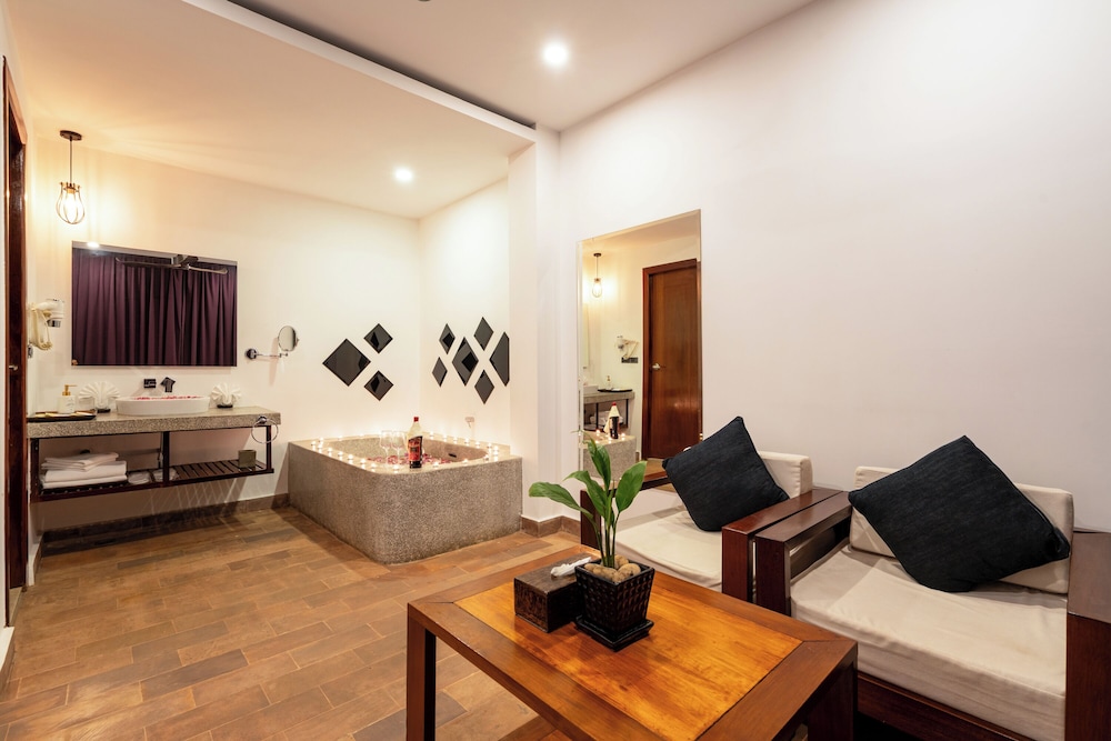 Deluxe King Suite Poolview