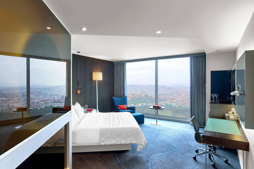Signature Suite, Club lounge access, 1 King, City view