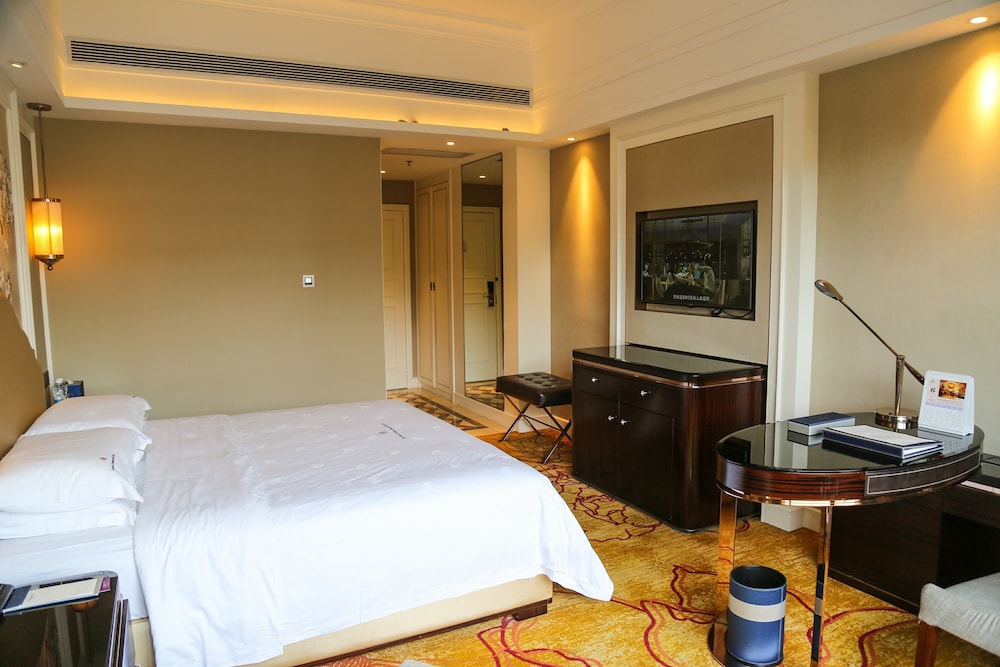 Deluxe Room, 1 King Bed photo 3