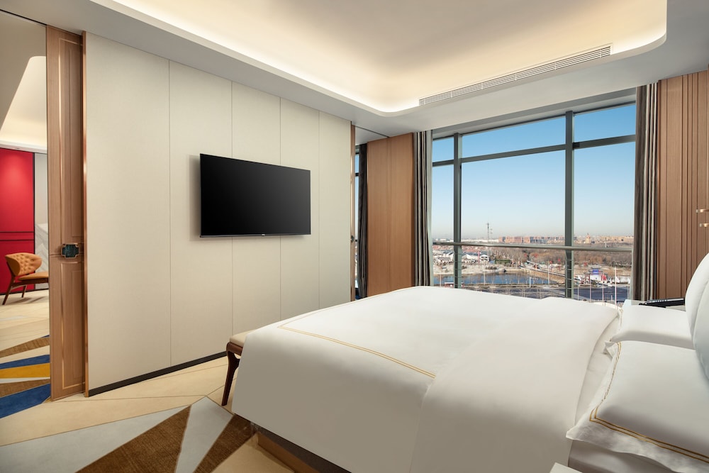 Deluxe Suite, 1 Queen Bed, Smoking - Photo 11
