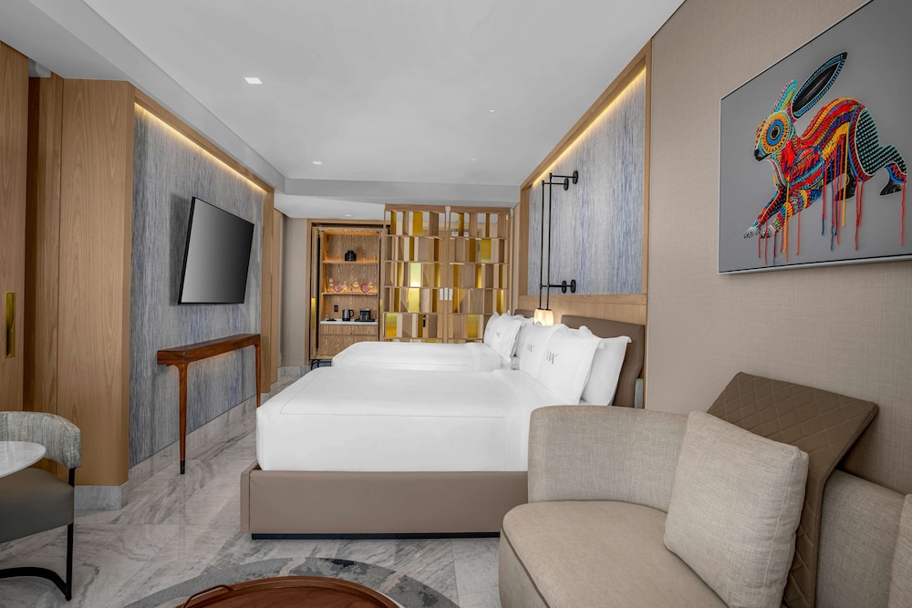 Suite (master Suite, Swim Up)