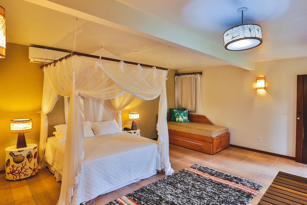 Quarto Quadruplo, com sacada, terreo, vista para o jardim thumbnail 5