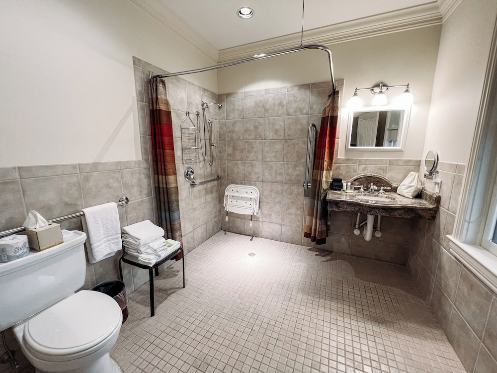 Standard Suite, 1 Queen Bed, Courtyard View photo 2