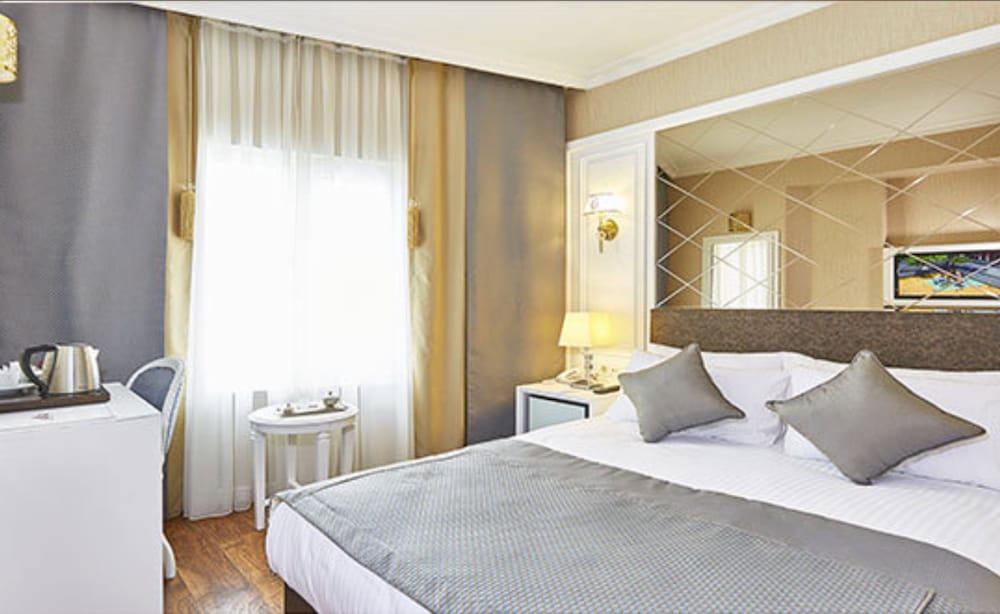 Superior Double or Twin Room photo 3