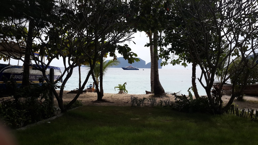 Beach Front Bungalow photo 3