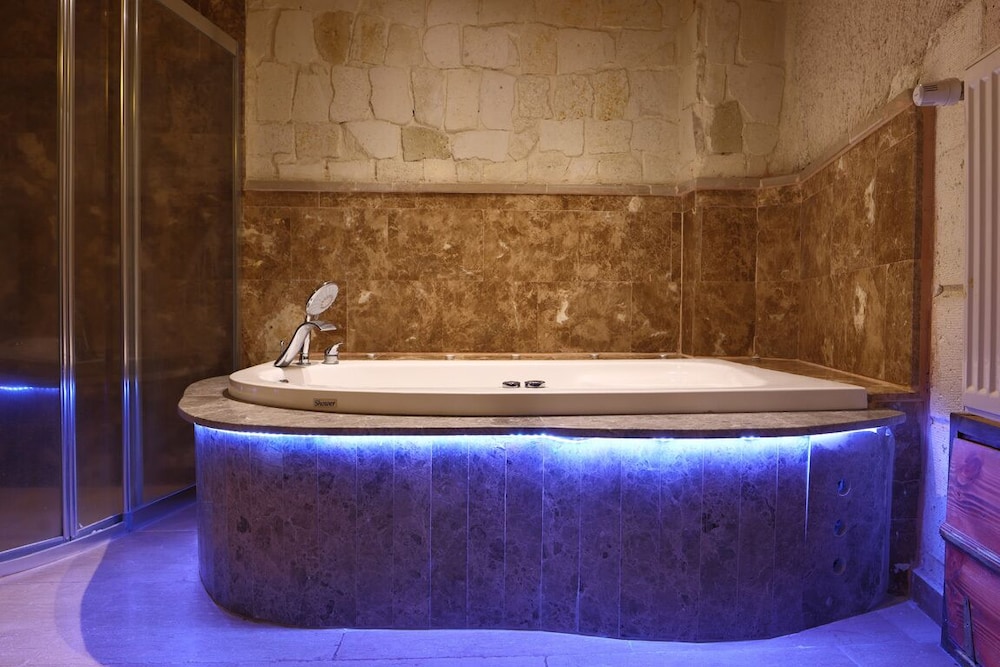 Urgup Family  with Jacuzzi King Room photo 2