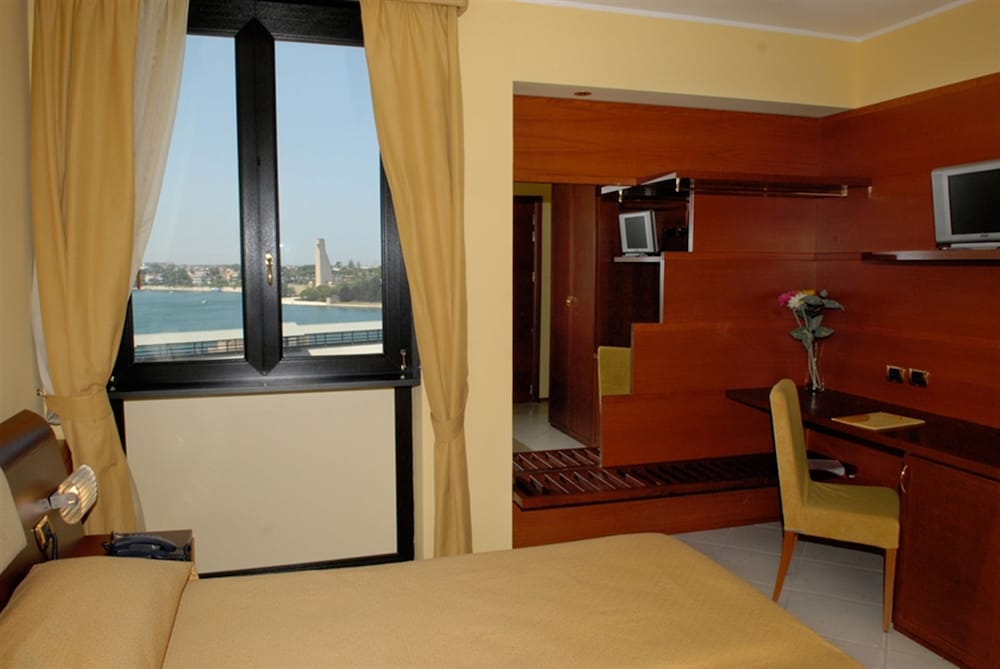 Superior Room, 2 Twin Beds, Non Smoking, Sea View - Photo 4