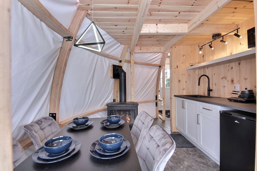 Deluxe Tent photo 3